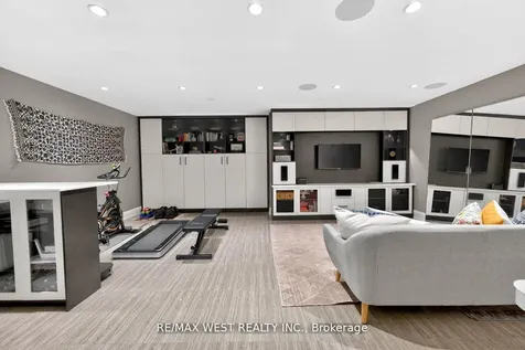 7 Oakburn Crescent Toronto ON M2N 2T5