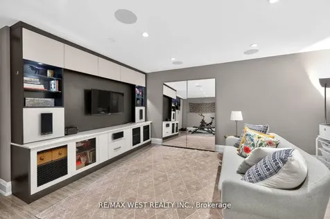 7 Oakburn Crescent Toronto ON M2N 2T5