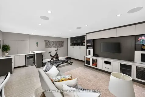 7 Oakburn Crescent Toronto ON M2N 2T5