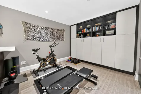 7 Oakburn Crescent Toronto ON M2N 2T5
