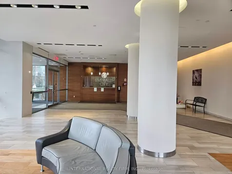 66 Forest Manor Road Toronto ON M2J 0B7
