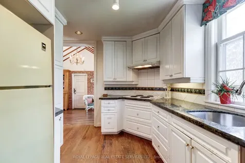 44 Highland Crescent Toronto ON M2L 1G6