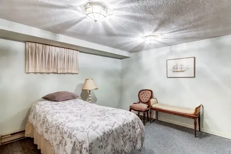 44 Highland Crescent Toronto ON M2L 1G6