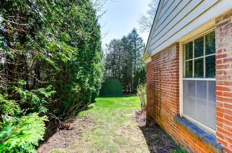 44 Highland Crescent Toronto ON M2L 1G6