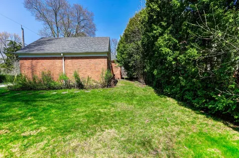 44 Highland Crescent Toronto ON M2L 1G6