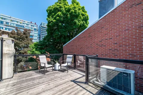 642 Wellington Street W Toronto ON M5V 1G4