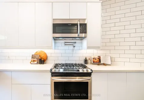 642 Wellington Street W Toronto ON M5V 1G4