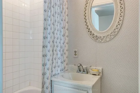 129 Alcorn Avenue Toronto ON M4V 1E5