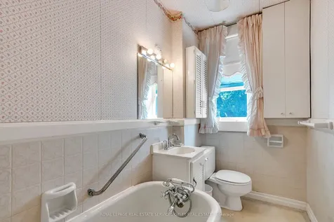 129 Alcorn Avenue Toronto ON M4V 1E5