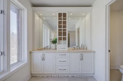 27 Denlow Boulevard Toronto ON M3B 1P5