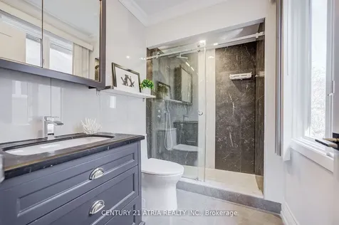 27 Denlow Boulevard Toronto ON M3B 1P5