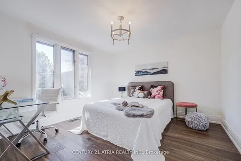 27 Denlow Boulevard Toronto ON M3B 1P5