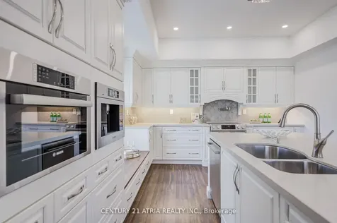 27 Denlow Boulevard Toronto ON M3B 1P5