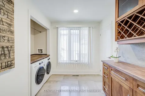 27 Denlow Boulevard Toronto ON M3B 1P5