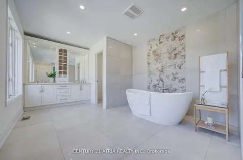 27 Denlow Boulevard Toronto ON M3B 1P5