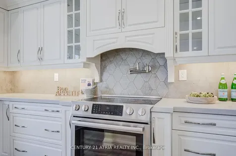 27 Denlow Boulevard Toronto ON M3B 1P5