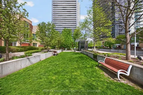 19 Singer Court Toronto ON M2K 0B2