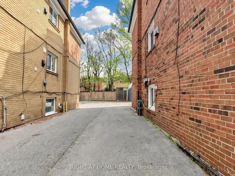 73 Garthdale Court Toronto ON M3H 5P7