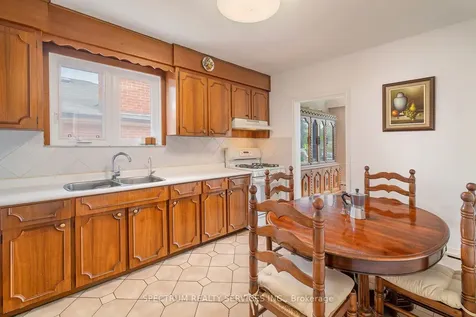 22 Barksdale Avenue Toronto ON M3H 4S3