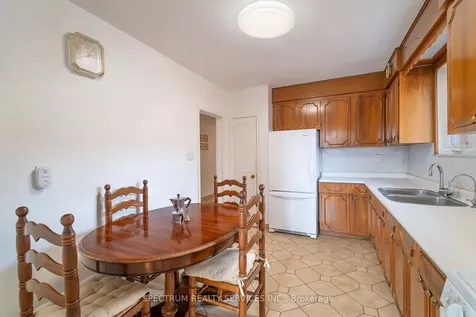 22 Barksdale Avenue Toronto ON M3H 4S3