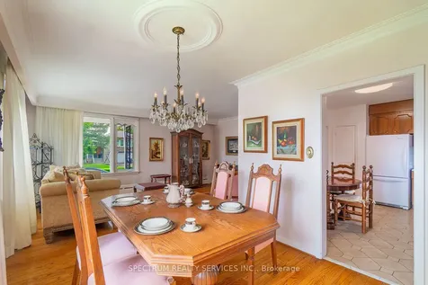 22 Barksdale Avenue Toronto ON M3H 4S3