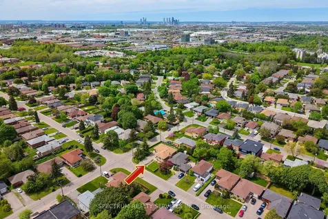 22 Barksdale Avenue Toronto ON M3H 4S3