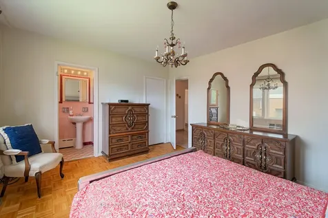 22 Barksdale Avenue Toronto ON M3H 4S3
