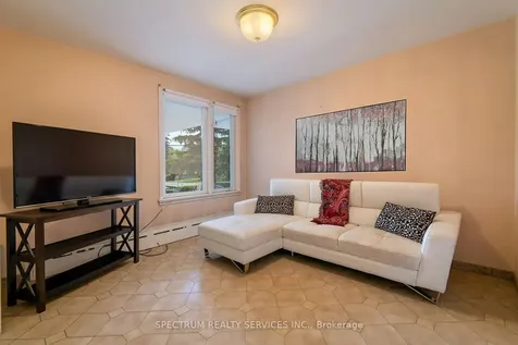 22 Barksdale Avenue Toronto ON M3H 4S3