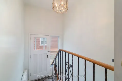 22 Barksdale Avenue Toronto ON M3H 4S3