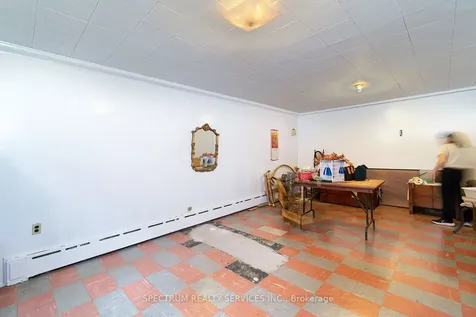 22 Barksdale Avenue Toronto ON M3H 4S3