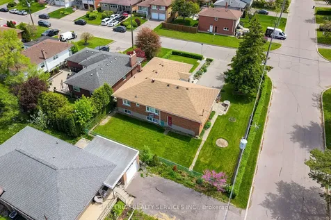 22 Barksdale Avenue Toronto ON M3H 4S3