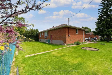 22 Barksdale Avenue Toronto ON M3H 4S3
