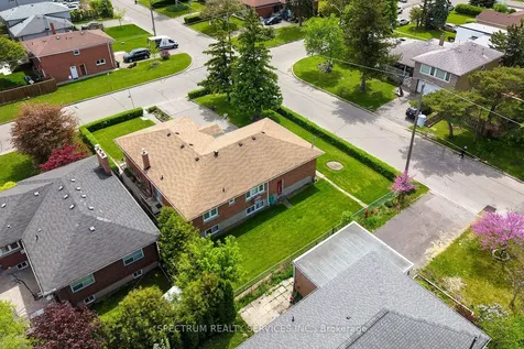 22 Barksdale Avenue Toronto ON M3H 4S3