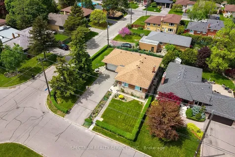 22 Barksdale Avenue Toronto ON M3H 4S3
