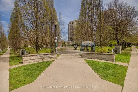 16 Harrison Garden Boulevard Toronto ON M2N 7J6