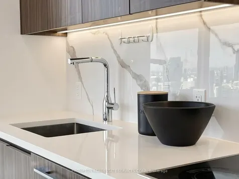 3 Concord Cityplace Way Toronto ON M5V 0X4