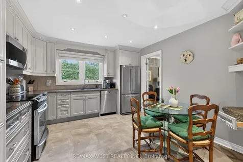 16 Caravan Drive Toronto ON M3B 1N2