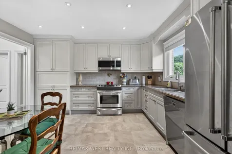 16 Caravan Drive Toronto ON M3B 1N2