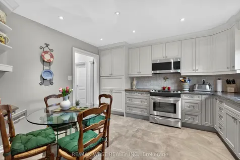 16 Caravan Drive Toronto ON M3B 1N2