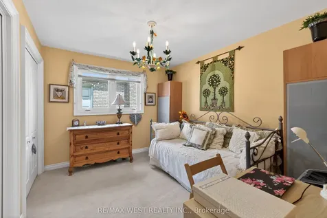 16 Caravan Drive Toronto ON M3B 1N2