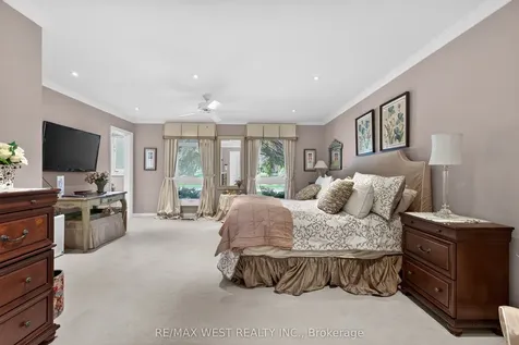 16 Caravan Drive Toronto ON M3B 1N2