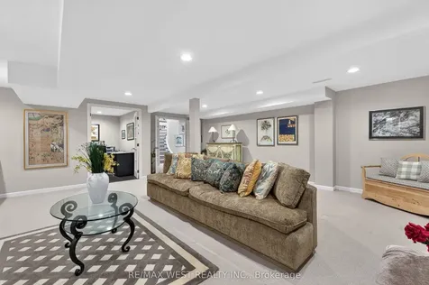 16 Caravan Drive Toronto ON M3B 1N2
