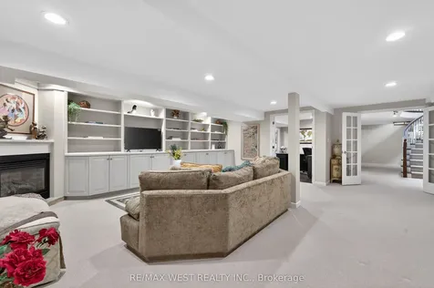 16 Caravan Drive Toronto ON M3B 1N2