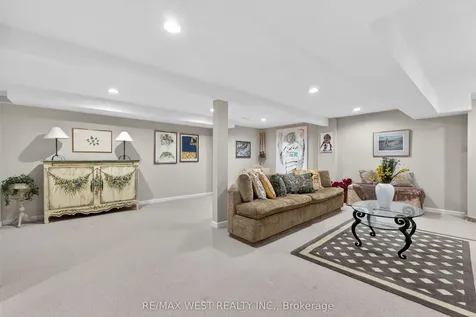 16 Caravan Drive Toronto ON M3B 1N2