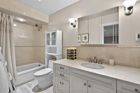 16 Caravan Drive Toronto ON M3B 1N2