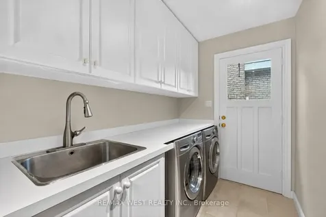 16 Caravan Drive Toronto ON M3B 1N2