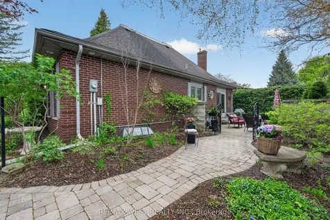 16 Caravan Drive Toronto ON M3B 1N2