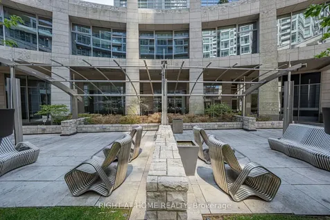 2181 Yonge Street Toronto ON M4S 2B1
