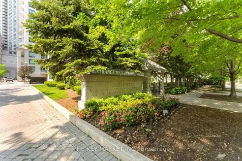21 Hillcrest Avenue Toronto ON M2N 7K2
