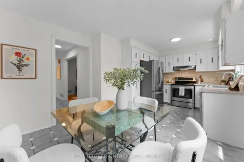 111 Madawaska Avenue Toronto ON M2M 2R5